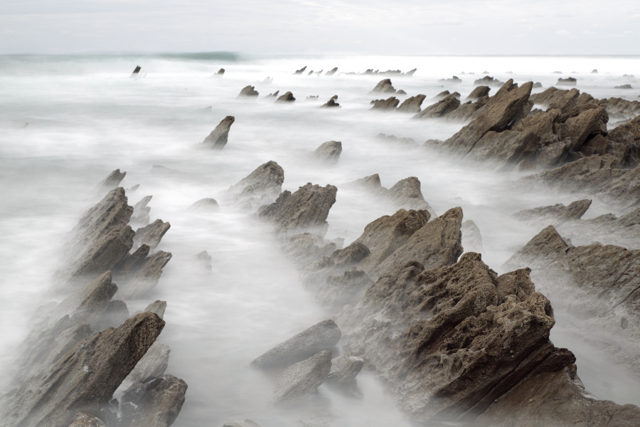 Flysch-Felsbänder an der Atlantikküste Biskaya