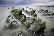 Flysch-Felsbänder am Strand von Barrika, Nordspanien Biskaya