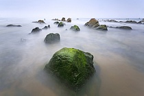Flysch-Felsbänder am Strand von Barrika, Nordspanien