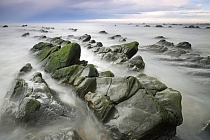 Flysch-Felsbänder am Strand von Barrika, Biskaya, Nordspanien