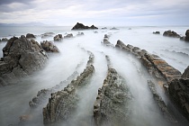 Flysch-Felsbänder am Strand von Barrika, Nordspanien