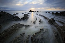 Flysch-Felsbänder am Strand von Barrika, Nordspanien