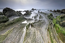 Flysch-Felsbänder am Strand von Barrika, Nordspanien