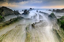 Flysch-Felsbänder am Strand von Barrika, Nordspanien