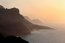 Bei und nach einem Sandsturm aus Afrika (Calima) ist die Luft von vielen Staubpartikeln erfüllt und leuchtet bei Sonnenuntergang gelblich oder rötlich auf.