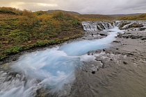 Der Bruarfoss ist ein weniger bekannter Wasserfall. Er liegt zwar mitten im 