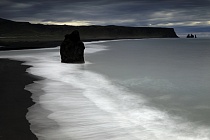 Blick auf die Meeresbucht von der Halbinsel Dyrholaey, im Hintergrund die Felsnadeln von Reynisfjara