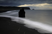 Blick auf die Meeresbucht von der Halbinsel Dyrholaey, im Hintergrund die Felsnadeln von Reynisfjara