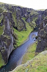 Die kurze Schlucht Fjadrargljufur im Süden Islands gehört zu den schönsten Sehenswürdigkeiten der Insel.