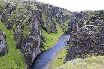 Die kurze Schlucht Fjadrargljufur im Süden Islands gehört zu den schönsten Sehenswürdigkeiten der Insel.