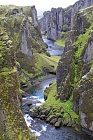 Die kurze Schlucht Fjadrargljufur im Süden Islands gehört zu den schönsten Sehenswürdigkeiten der Insel.