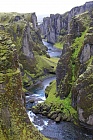 Die kurze Schlucht Fjadrargljufur im Süden Islands gehört zu den schönsten Sehenswürdigkeiten der Insel.