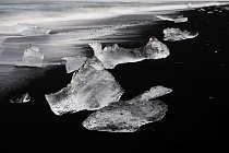 Vor Jahren reichte Europas mächtigster Gletscher Vatnajökull (Südost-Island) noch bis zum Meer, heute hat er sich bereits um 3 km zurückgezogen. An seinem Rande brechen ständig Eisblöcke ab und sammeln sich in der 18 km² großen und bis 248m tiefen Lagune Jökulsárlón. Kurz vor der Mündung in den Atlantik stauen sich die Eisblöcke bei Flut vor einer Engstelle, über die auch die Brücke der Ringstraße 1 führt. Mit einsetzender Ebbe wird das Eis ins Meer hinausgeschwemmt, um in vielen Bruchstücken beim nächsten Hochwasser an den Strand getrieben zu werden. Bis zur folgenden Ebbe sind die meisten Eisstücke geschmolzen.