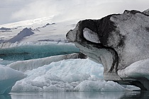 Vor Jahren reichte Europas mächtigster Gletscher Vatnajökull (Südost-Island) noch bis zum Meer, heute hat er sich bereits um 3 km zurückgezogen. An seinem Rande brechen ständig Eisblöcke ab und sammeln sich in der 18 km² großen und bis 248m tiefen Lagune Jökulsárlón. Kurz vor der Mündung in den Atlantik stauen sich die Eisblöcke bei Flut vor einer Engstelle, über die auch die Brücke der Ringstraße 1 führt. Mit einsetzender Ebbe wird das Eis ins Meer hinausgeschwemmt, um in vielen Bruchstücken beim nächsten Hochwasser an den Strand getrieben zu werden. Bis zur folgenden Ebbe sind die meisten Eisstücke geschmolzen.
