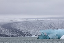 Vor Jahren reichte Europas mächtigster Gletscher Vatnajökull (Südost-Island) noch bis zum Meer, heute hat er sich bereits um 3 km zurückgezogen. An seinem Rande brechen ständig Eisblöcke ab und sammeln sich in der 18 km² großen und bis 248m tiefen Lagune Jökulsárlón. Kurz vor der Mündung in den Atlantik stauen sich die Eisblöcke bei Flut vor einer Engstelle, über die auch die Brücke der Ringstraße 1 führt. Mit einsetzender Ebbe wird das Eis ins Meer hinausgeschwemmt, um in vielen Bruchstücken beim nächsten Hochwasser an den Strand getrieben zu werden. Bis zur folgenden Ebbe sind die meisten Eisstücke geschmolzen.