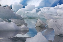 Vor Jahren reichte Europas mächtigster Gletscher Vatnajökull (Südost-Island) noch bis zum Meer, heute hat er sich bereits um 3 km zurückgezogen. An seinem Rande brechen ständig Eisblöcke ab und sammeln sich in der 18 km² großen und bis 248m tiefen Lagune Jökulsárlón. Kurz vor der Mündung in den Atlantik stauen sich die Eisblöcke bei Flut vor einer Engstelle, über die auch die Brücke der Ringstraße 1 führt. Mit einsetzender Ebbe wird das Eis ins Meer hinausgeschwemmt, um in vielen Bruchstücken beim nächsten Hochwasser an den Strand getrieben zu werden. Bis zur folgenden Ebbe sind die meisten Eisstücke geschmolzen.