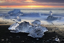 Vor Jahren reichte Europas mächtigster Gletscher Vatnajökull (Südost-Island) noch bis zum Meer, heute hat er sich bereits um 3 km zurückgezogen. An seinem Rande brechen ständig Eisblöcke ab und sammeln sich in der 18 km² großen und bis 248m tiefen Lagune Jökulsárlón. Kurz vor der Mündung in den Atlantik stauen sich die Eisblöcke bei Flut vor einer Engstelle, über die auch die Brücke der Ringstraße 1 führt. Mit einsetzender Ebbe wird das Eis ins Meer hinausgeschwemmt, um in vielen Bruchstücken beim nächsten Hochwasser an den Strand getrieben zu werden. Bis zur folgenden Ebbe sind die meisten Eisstücke geschmolzen.