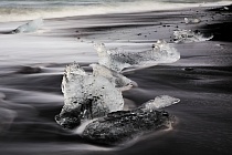 Vor Jahren reichte Europas mächtigster Gletscher Vatnajökull (Südost-Island) noch bis zum Meer, heute hat er sich bereits um 3 km zurückgezogen. An seinem Rande brechen ständig Eisblöcke ab und sammeln sich in der 18 km² großen und bis 248m tiefen Lagune Jökulsárlón. Kurz vor der Mündung in den Atlantik stauen sich die Eisblöcke bei Flut vor einer Engstelle, über die auch die Brücke der Ringstraße 1 führt. Mit einsetzender Ebbe wird das Eis ins Meer hinausgeschwemmt, um in vielen Bruchstücken beim nächsten Hochwasser an den Strand getrieben zu werden. Bis zur folgenden Ebbe sind die meisten Eisstücke geschmolzen.