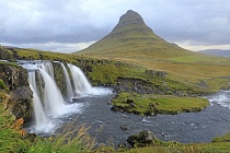 Zu den bekanntesten Fotomotiven auf Island gehören diese Wasserfälle mit dem Berg Kirkjufell im Hintergrund.