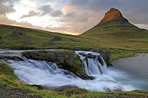 Zu den bekanntesten Fotomotiven auf Island gehören diese Wasserfälle mit dem Berg Kirkjufell im Hintergrund.