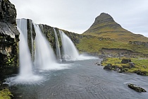 Zu den bekanntesten Fotomotiven auf Island gehören diese Wasserfälle mit dem Berg Kirkjufell im Hintergrund.