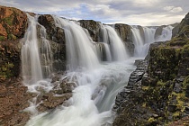 Wasserfall vor der Schlucht Kolugljufur im Norden Islands