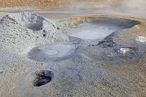 Das Geothermalgebiet rund um den Berg Namafjall im Norden Islands ist reich an Dampfquellen (Solfataren und Fumarolen), die in bunten Farben aus der Einöde der Tundrenlandschaft hervorstechen.