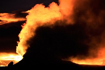 Dampfquelle im morgendlichen Gegenlicht, Geothermalgebiet Namafjall-Hverir