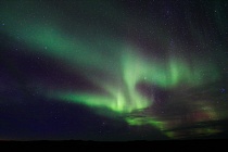 In klaren Nächten der dunkleren Jahreshälfte bestehen gute Chancen, Polarlichter auf Island zu beobachten.