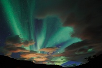 In klaren Nächten der dunkleren Jahreshälfte bestehen gute Chancen, Polarlichter auf Island zu beobachten.