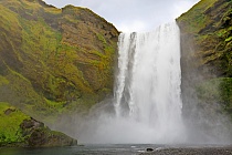 Der Skogafoss ist einer der größeren Wasserfälle islands.