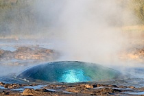 Die Springquelle Strokkur liegt nur ca. 100 m neben dem berühmten Großen Geysir im Gebiet Haukadalur. Während der Große Geysir, der für alle Springquellen der Welt namensgebendes Vorbild war, seit vielen Jahren kaum noch aktiv ist, bricht der Strokkur regelmäßig alle 5-10 Minuten aus und lässt eine gewaltige, oft bis über 30 m hohe Fontäne in die Höhe schießen. 