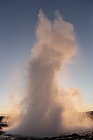 Die Springquelle Strokkur liegt nur ca. 100 m neben dem berühmten Großen Geysir im Gebiet Haukadalur. Während der Große Geysir, der für alle Springquellen der Welt namensgebendes Vorbild war, seit vielen Jahren kaum noch aktiv ist, bricht der Strokkur regelmäßig alle 5-10 Minuten aus und lässt eine gewaltige, oft bis über 30 m hohe Fontäne in die Höhe schießen. 