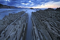 Flysch-Bänder am Strand von Zumaia, Nordspanien